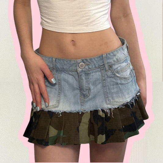 denim + camo low-rise pleated mini skirt - SMALL