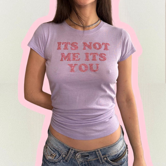 it's not me baby tee - S