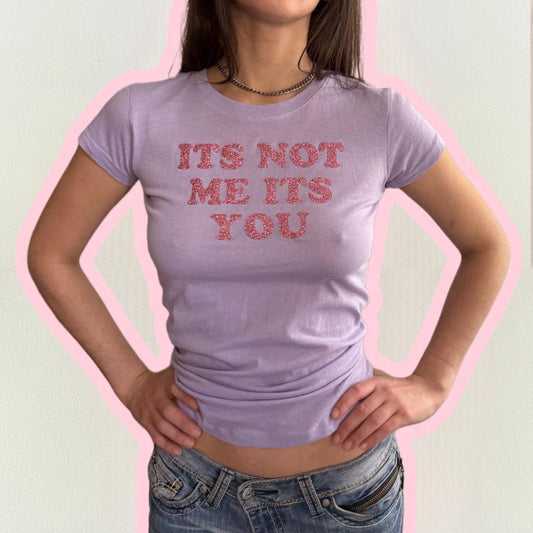 it's not me baby tee - S
